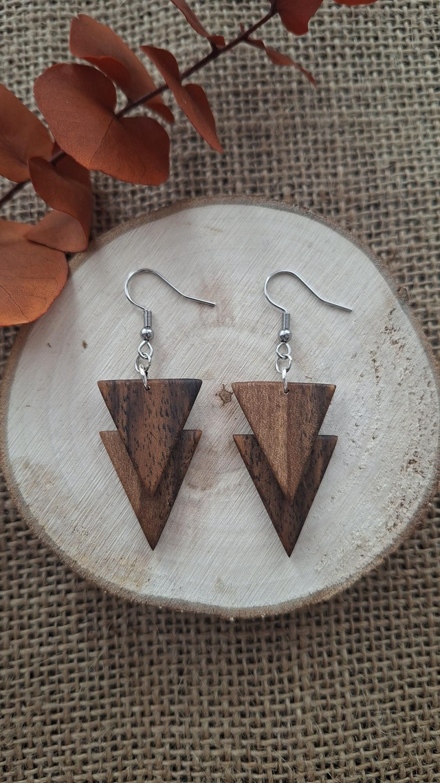 Schlichte Holzohrringe mit natürlicher Maserung