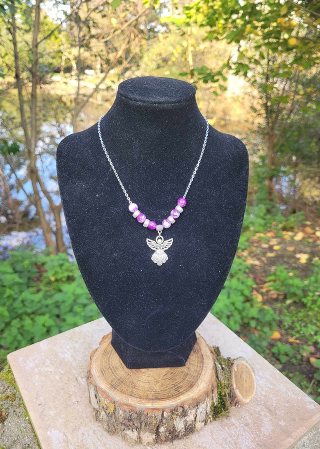 Collier en perles mauves Ange