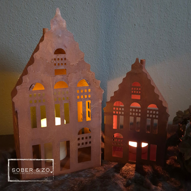 Metalen huisje roest M