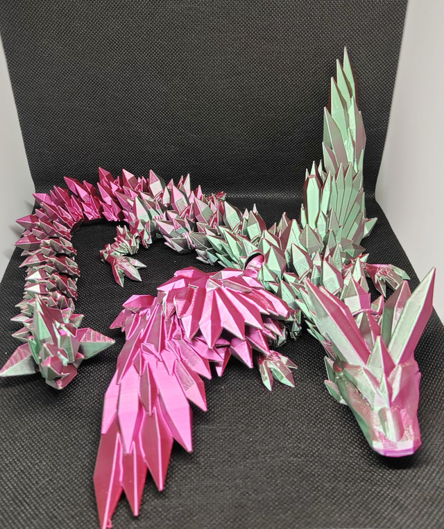 Dragon cristal avec des ailes  