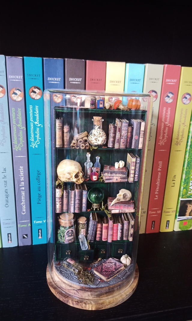 Moyenne bibliothèque sous cloche