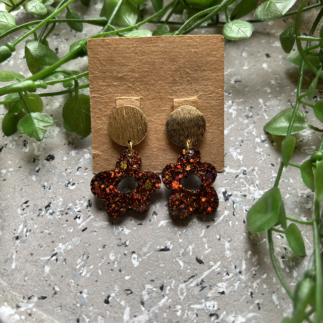 Boucles d’oreilles résine marrons dorées et pailletés 