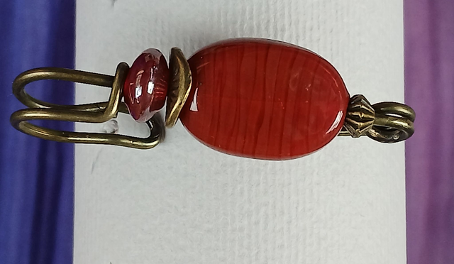 Broche rouge grenat