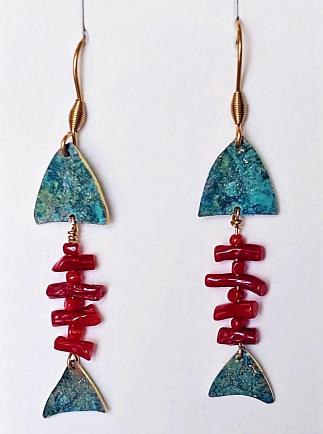 Boucles d'oreilles poisson en laiton oxydé et corail Corse
