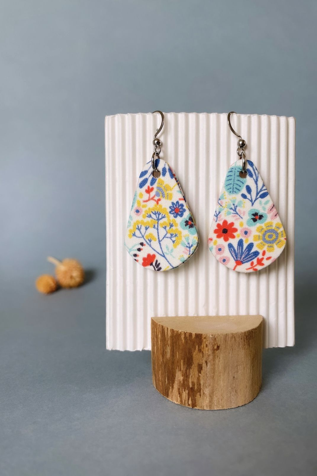 Boucles d'oreilles carton et tissu imprimé végétal forme petites gouttes, collection « champêtre » - tons blanc, bleu, rouge, jaune, vert. 