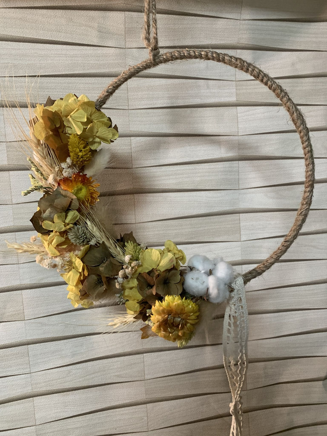 Couronne de fleurs jaune