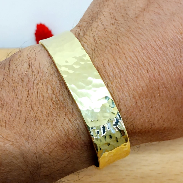 Bracelet en laiton martelé large - bienfaisant et élégant 