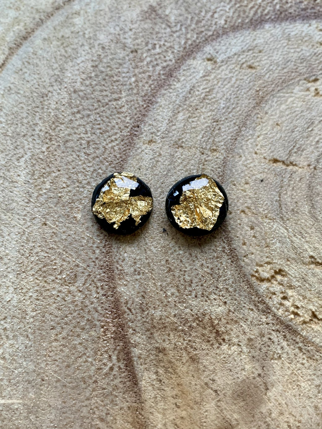 Puces d'oreilles sur fond noir