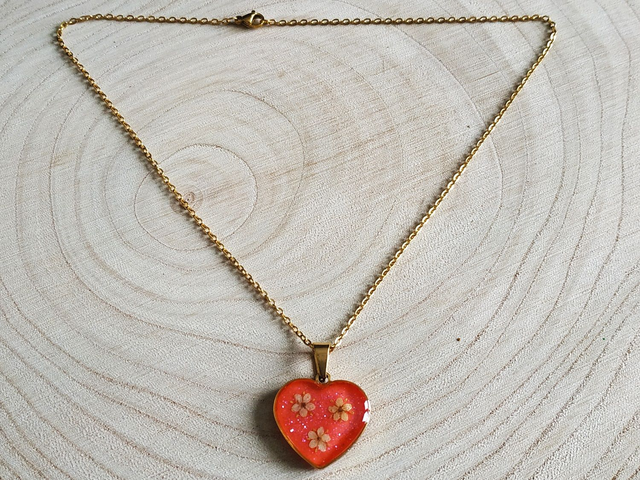 Collier cœur fleuri rouge doré