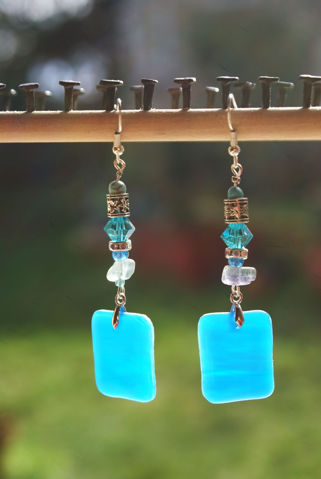 Boucles d&#039;oreilles en verre bleu. 
