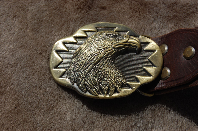 Ceinturon en croupon de cuir de buffle marron foncé en 40 mm de large boucle laiton vieilli aigle