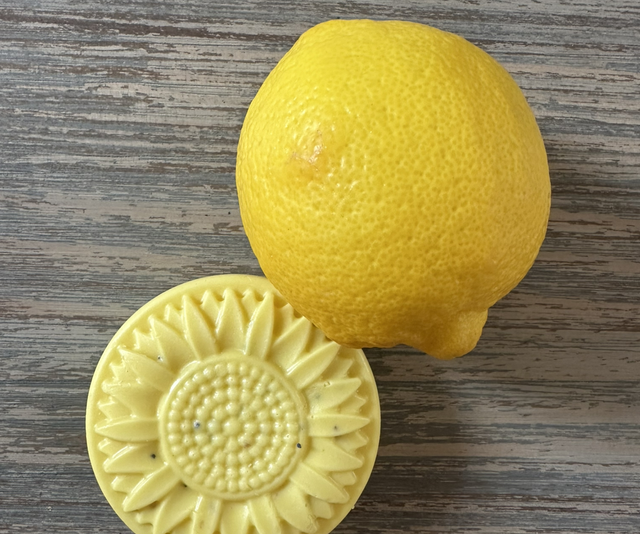 Lemon oil &amp; Poppyseeds Soap 