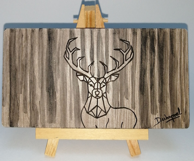 Le cerf dans la forêt 