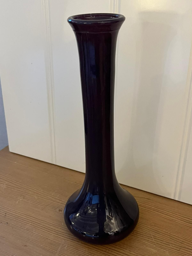 Vase en verre violet