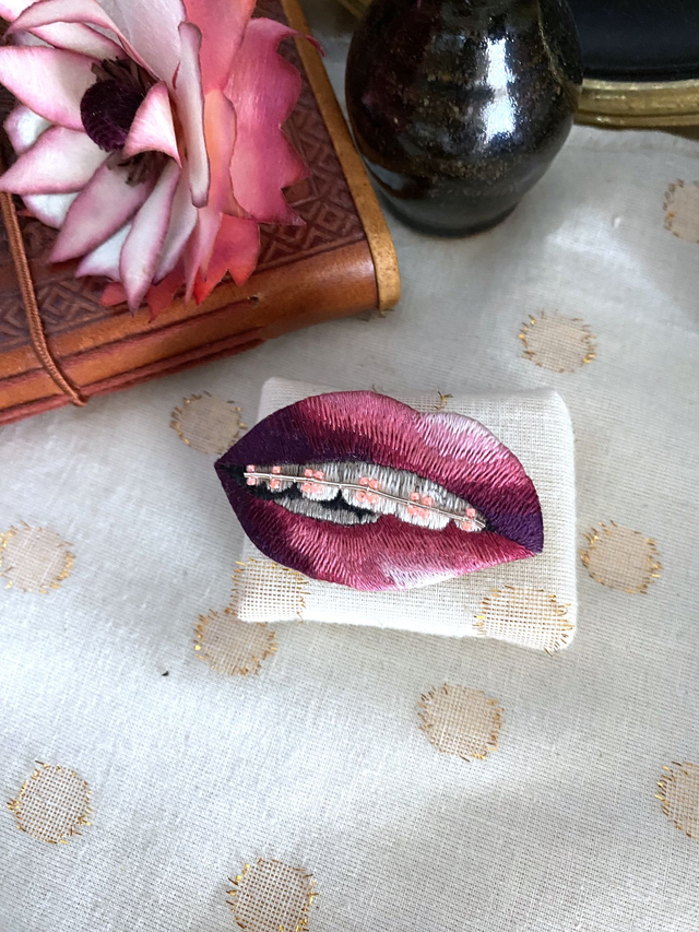 Broche brodée appareil dentaire rose fluo