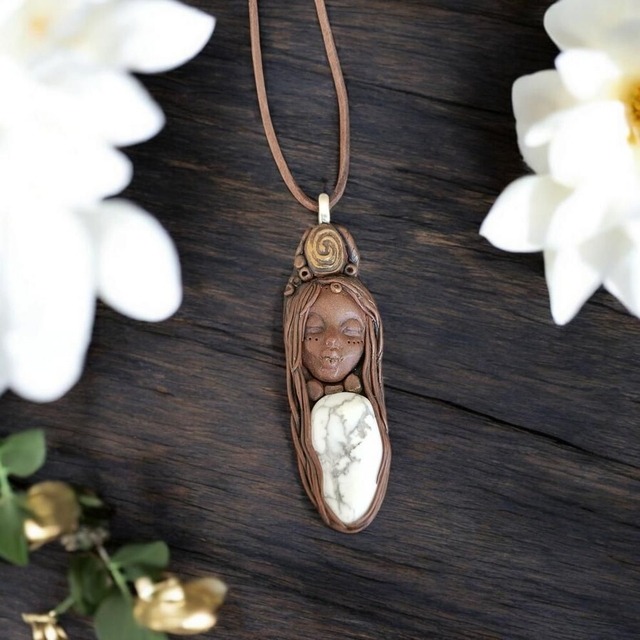 Collier Sacré Vénusienne – Gardienne des Émotions Howlite – Bijou Médecine Énergétique
