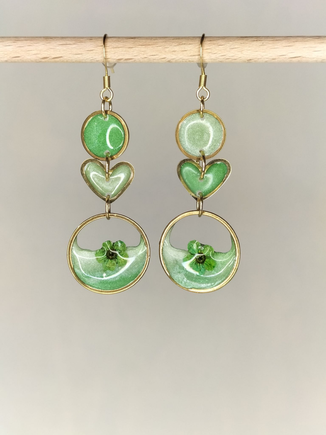 Boucles d'oreilles pendantes vert clair et fleur séchée