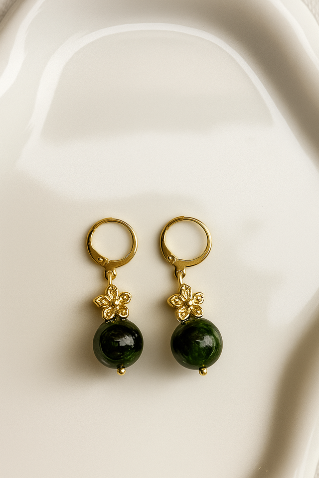 Orecchini in granato verde, chiusura argento 925 placcato oro e fiorellino in argento placcato oro 24k.