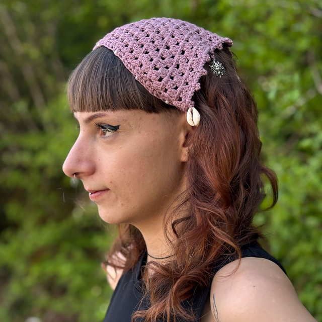 Bandana bohème mauve crocheté - Coquillages, perles &amp; breloques 