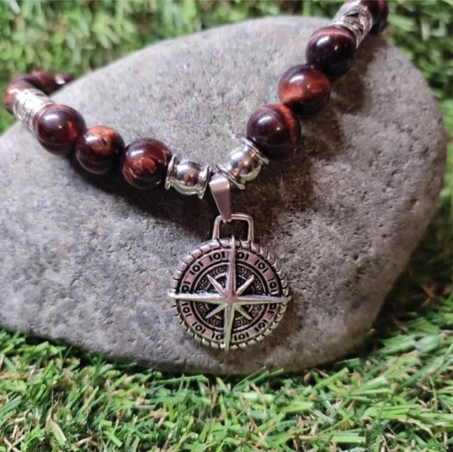 Collier en Oeil de Taureau et sa boussole (Force intérieure, Protection, Dynamisme)