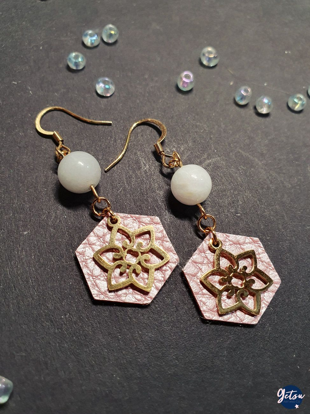 Boucles d&#039;oreilles fleur de cerisier, jade et cuir rose