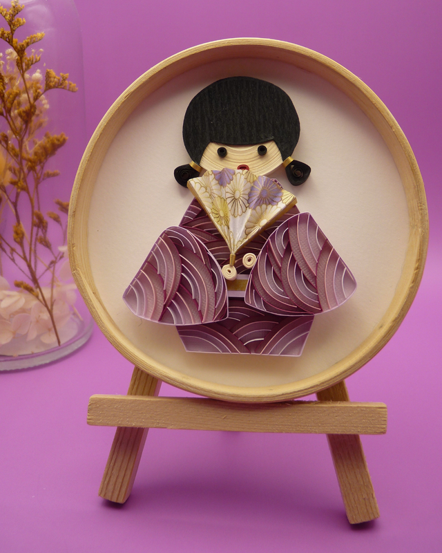 Poupée japonaise sur chevalet