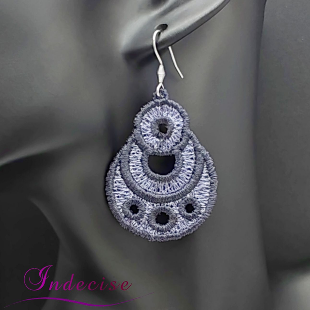 Boucles d'oreilles gris anthracite et gris acier, broderie en machine - Créations issues de l'artisanat français par Indecise