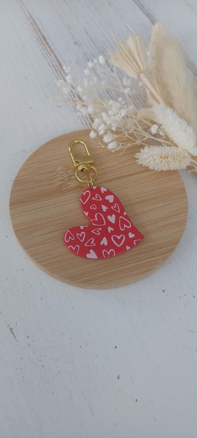 Gris-gris fond rouge coeur blanc