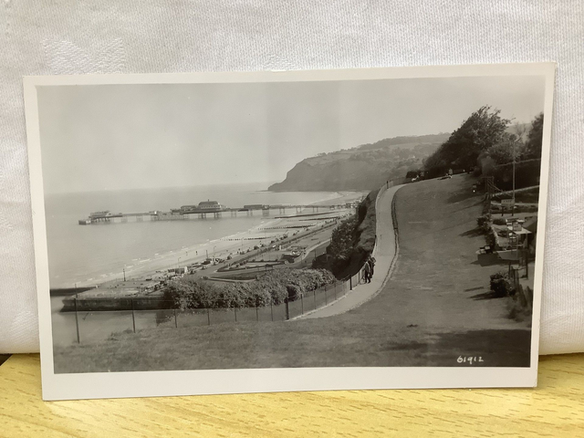 Shanklin Pier, Shanklin, Isle of Wight, vintage unbranded postcard. Our Ref No. R876 £2.50