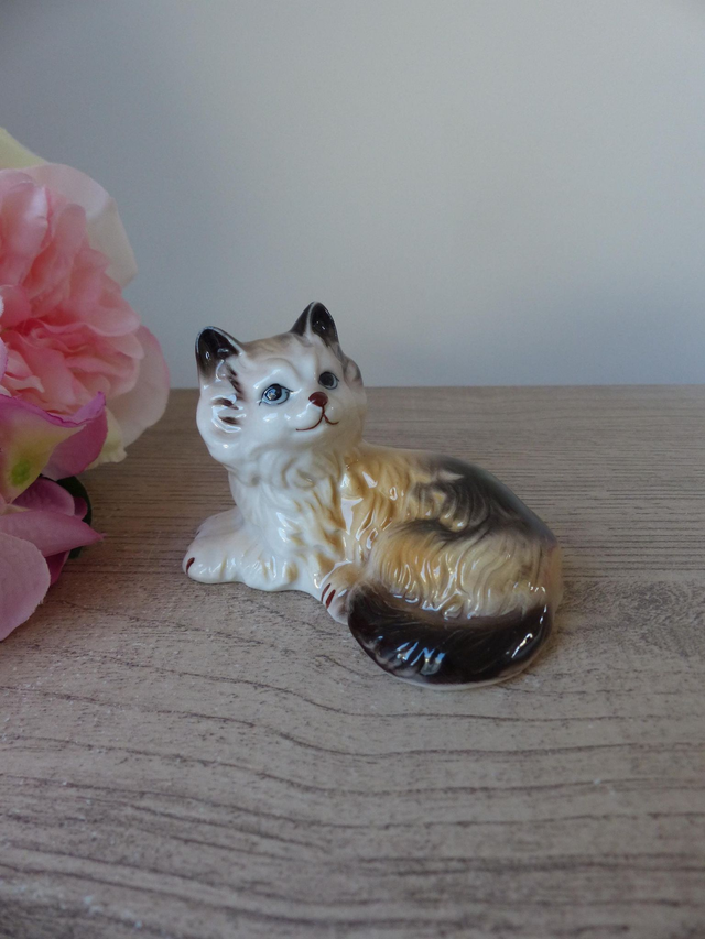 Figurine chat angora allongé en céramique vintage – petit félin marron et beige aux yeux doux – décoration rétro maison intérieur chaleureux