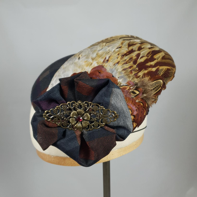 Petit chapeau rond avec aile