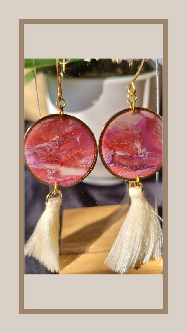 Boucles d&#039;oreilles rose poudré rondes avec pompon 