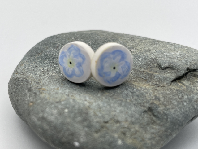 Medium forget-me-not studs