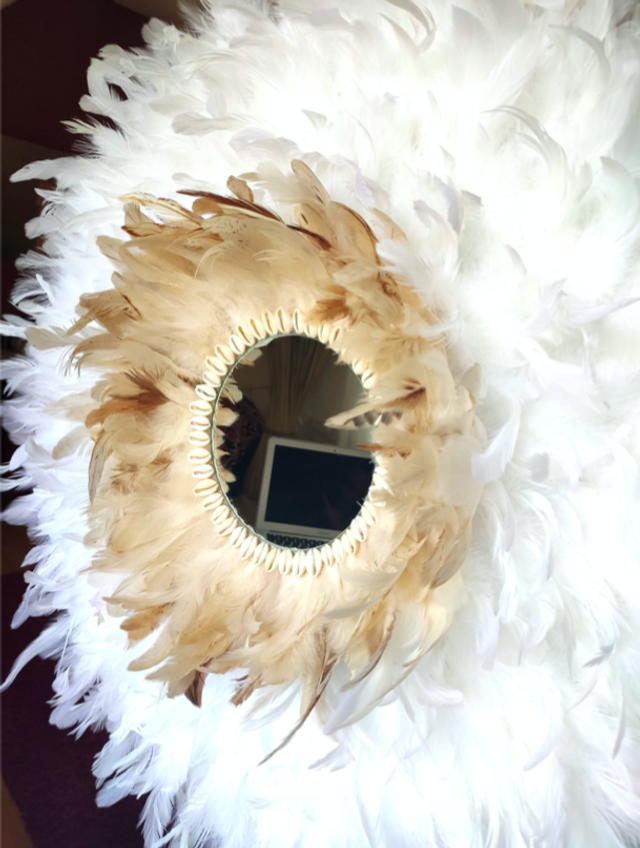 Jujuhat Plumes de coq blanches et naturel, coquillages cauris