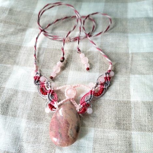 Kit Collier Elara rhodonite (micro-macramé fils roses, rouges, gris, perles quartz rose)