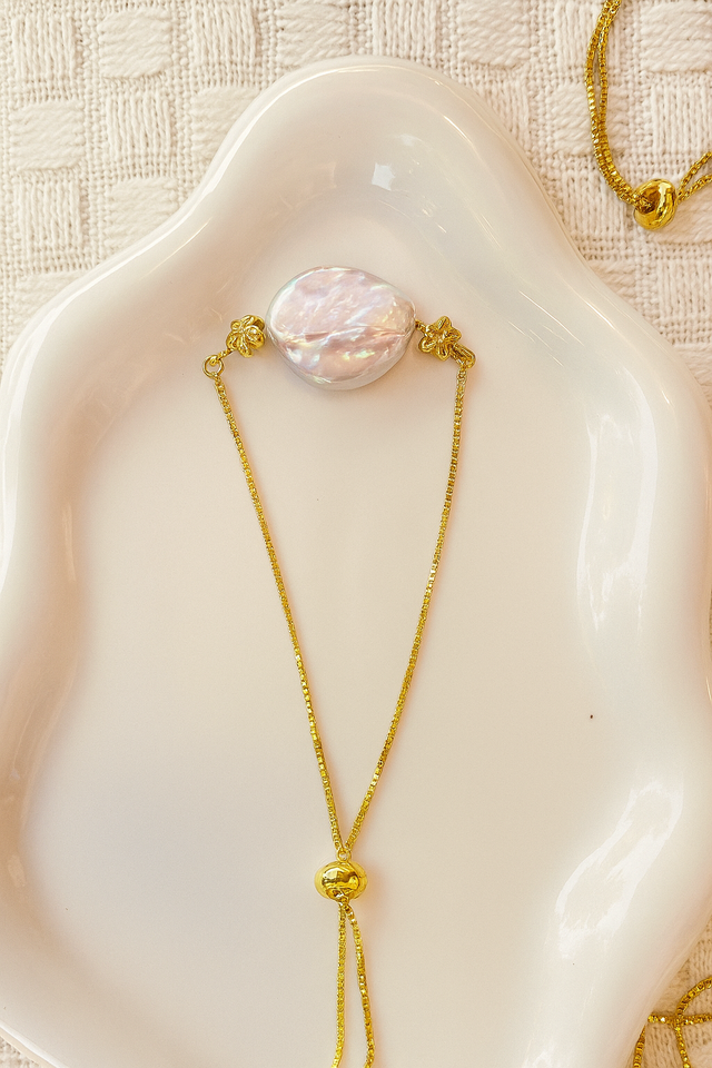 Bracciale argento 925 e successivamente placcato oro 24k, fiorellini in argento 925 e perle selezionate.