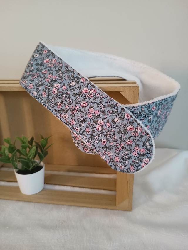 Bandeau de soin bleu petites fleurs roses