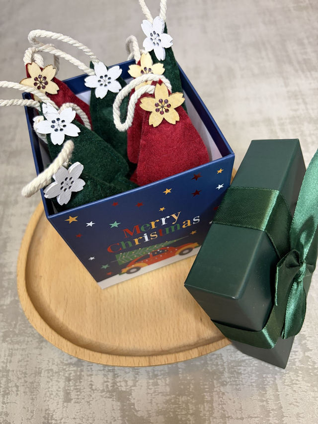 Sapin de Noël à suspendre – Feutrine verte ou rouge, fleur en bois