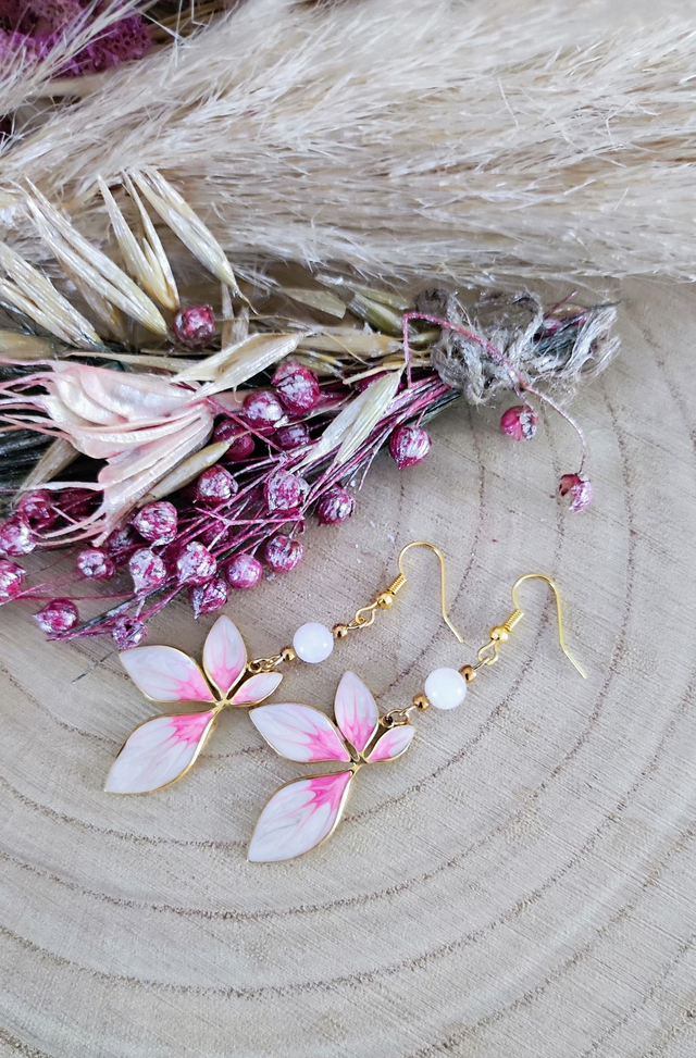 A Boucles d'oreilles "Fleur" émail et Pierre de lune