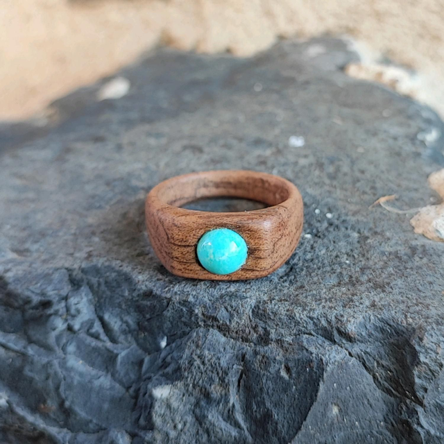 Bague en Bois de Noyer Noir et Turquoise