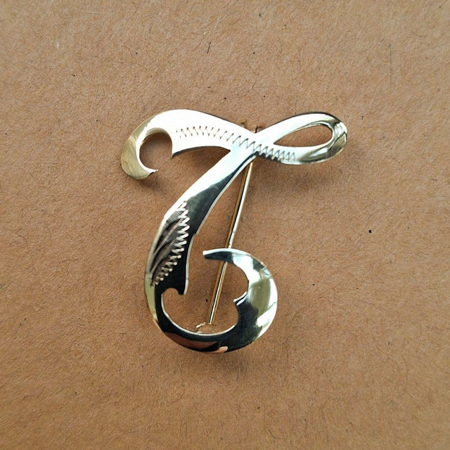 Gouden letter T broche