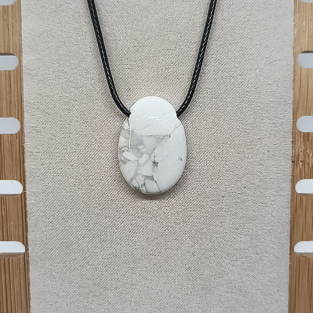 Howlite / Pendentif Ovale / Pierre Percée