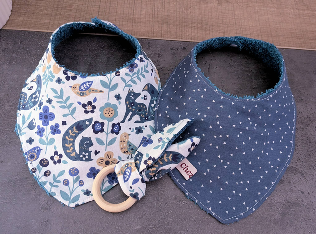 Ensemble 2 bavoirs bandana + anneau de dentition animaux foret bleu