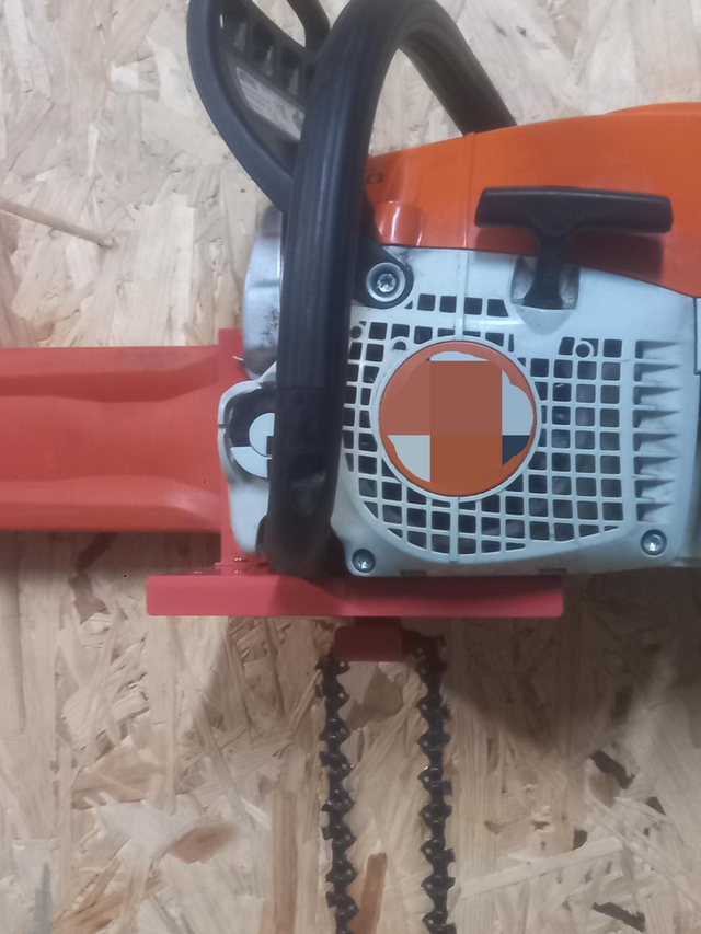 Rangement support mural tronçonneuse