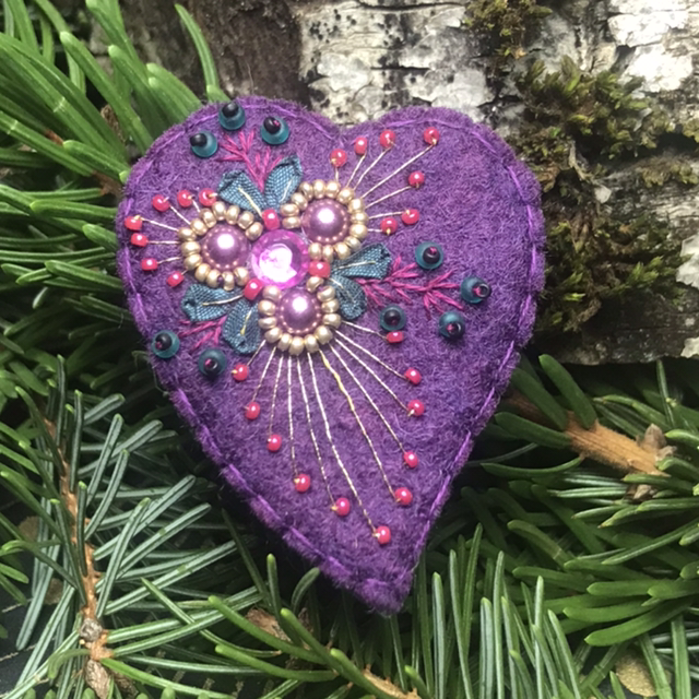 Broche violet/bleu canard/fuchsia cœur 