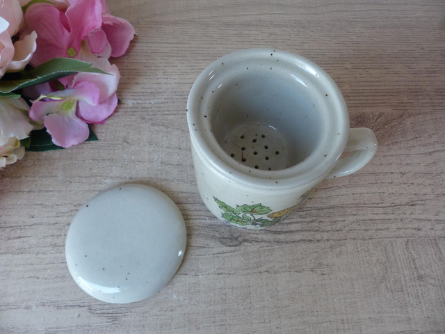 Tisanière Vintage en Grès Mouchetté – Décor Botanique Tussilage Jaune – Tasse avec Filtre et Couvercle – Style Campagne et Bohème – Cadeau