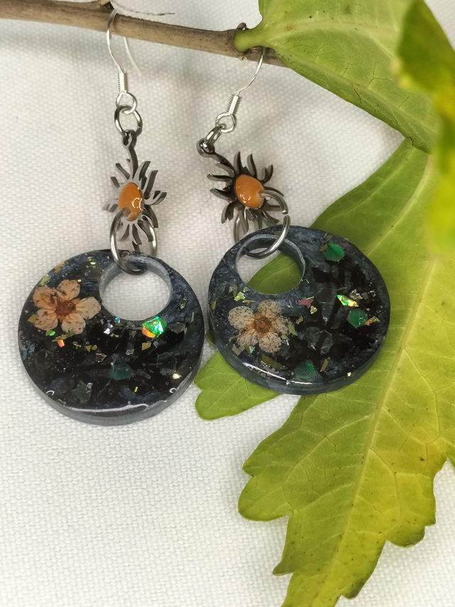 Boucles pendantes grises et brillance automnale