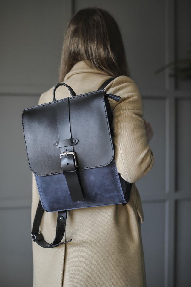 Unisex odinė kuprinė su dirželiu