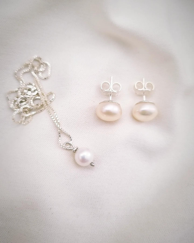 Brinco em Prata e Pérola 9~10 mm.