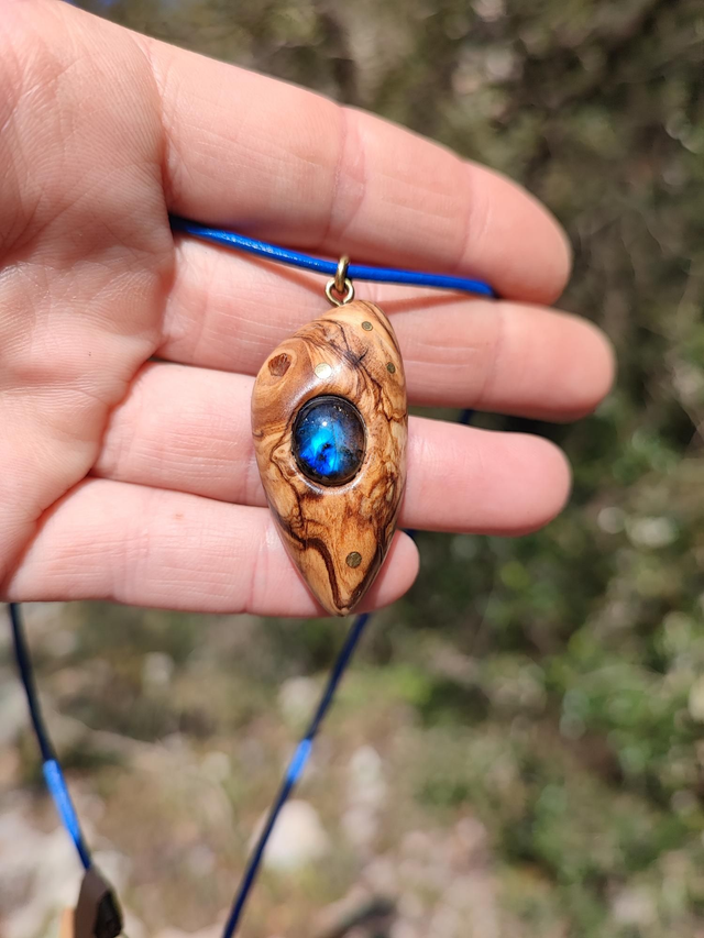 Pendentif en Bois d'Olivier, Labradorite, Laiton et Cordon Cuir